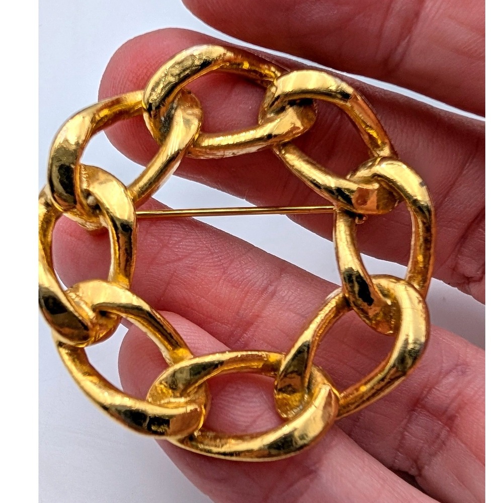 Vintage Gold Tone Curb Chain Wreath Brooch Pin Circular Interlocking Link 1.5"